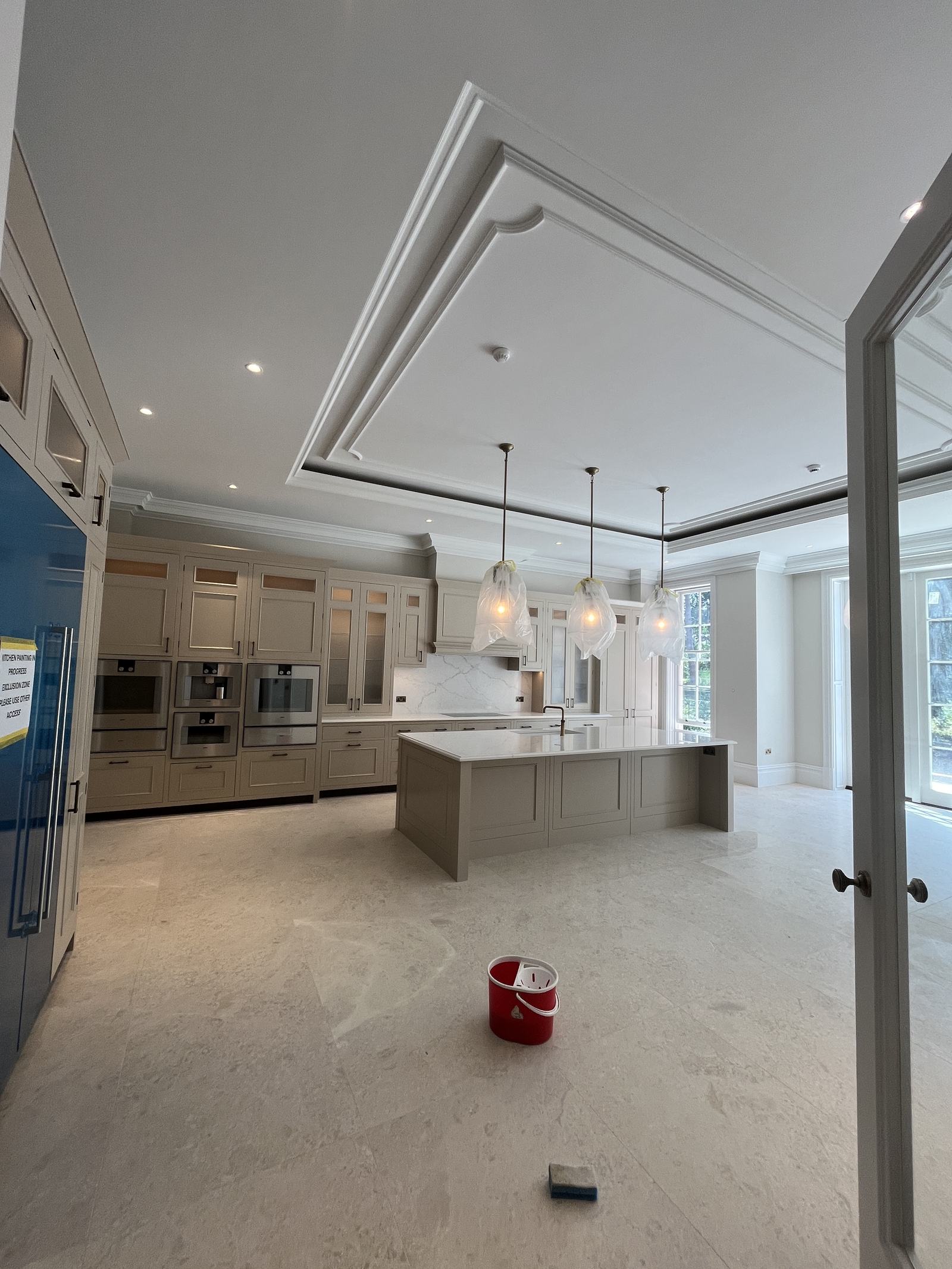 Classic kitchen with recessed ceiling and concealed conditioning